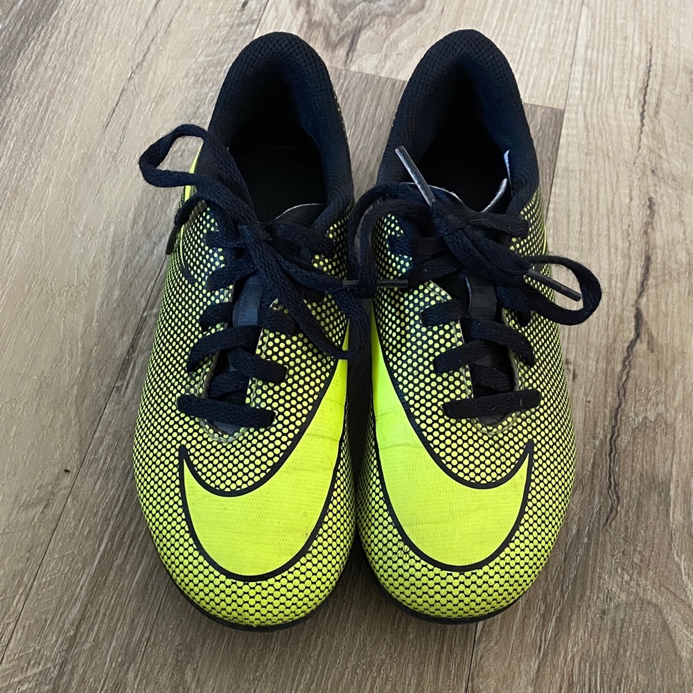 Youth soccer cleats